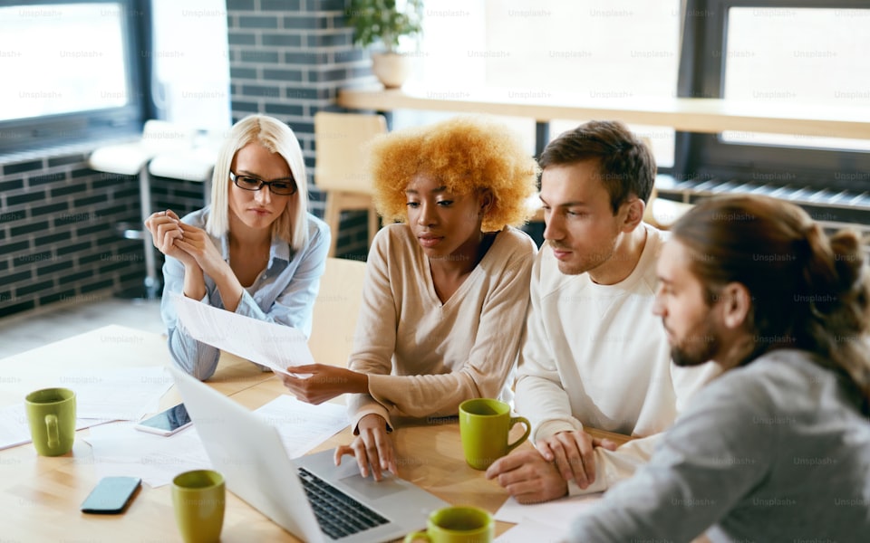 Equipo de oficina en una reunión de trabajo con café