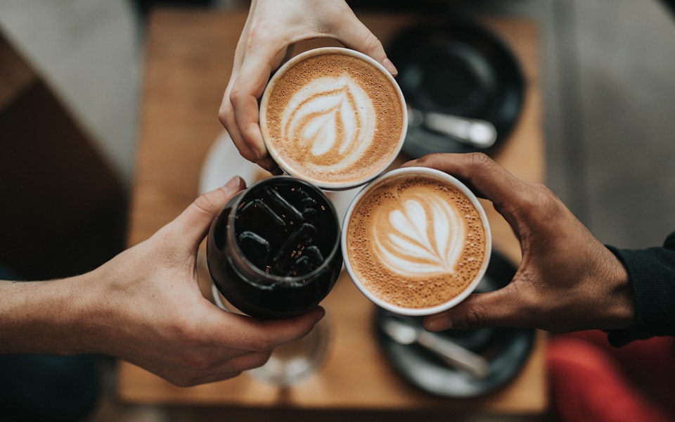 Compañeros de trabajo compartiendo un café